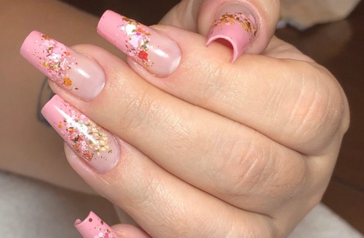 Unhas encapsulada com glitter rosa